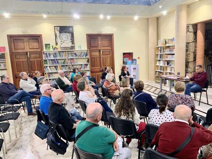 El encuentro literario con el escritor Santiago Gil tuvo lugar este jueves en la Biblioteca Saulo Torón (Foto TA)